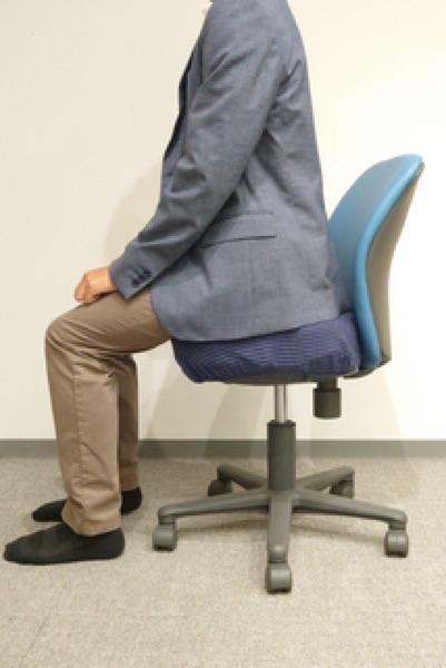 SenseChair に座った人の横姿